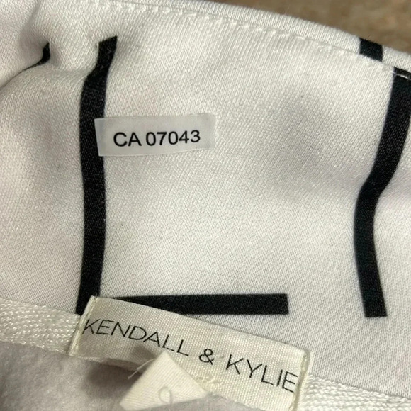 KENDALL  & KYLIE sweater,women medium. White,logon, graphic,pull over,toggle,EC - Picture 14 of 14